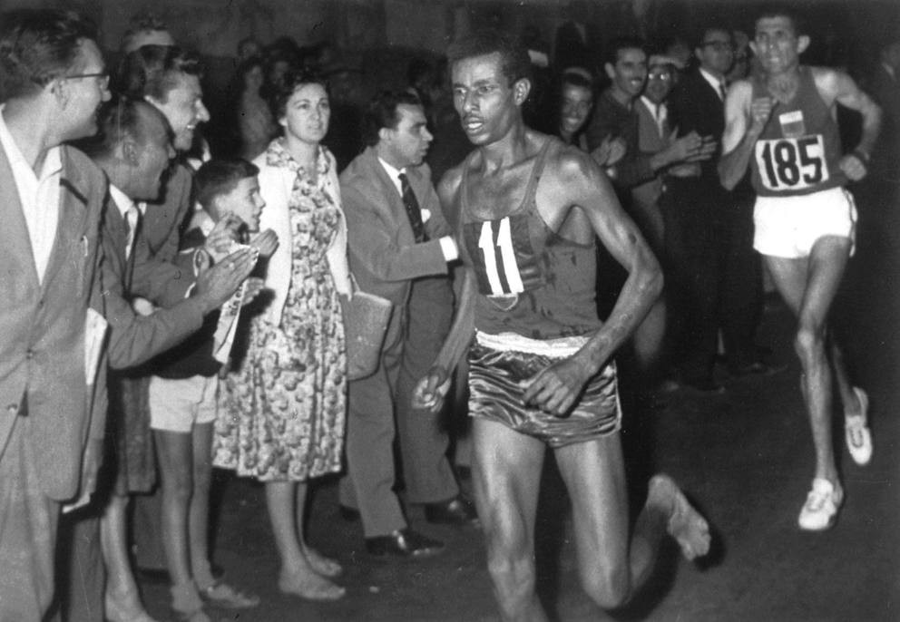 Abebe Bikila na-ahapụ Rhadi Ben Abdesselam n’azụ nso njedebe marathon Olympic 1960 na Rome.
