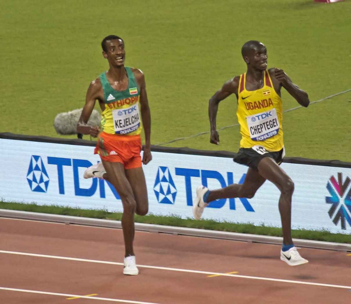 Joshua Cheptegei na Yomif Kejelcha na final 10,000m World Championships 2019 na Doha. Foto ochie, ọ bụghị Monaco 2020.
