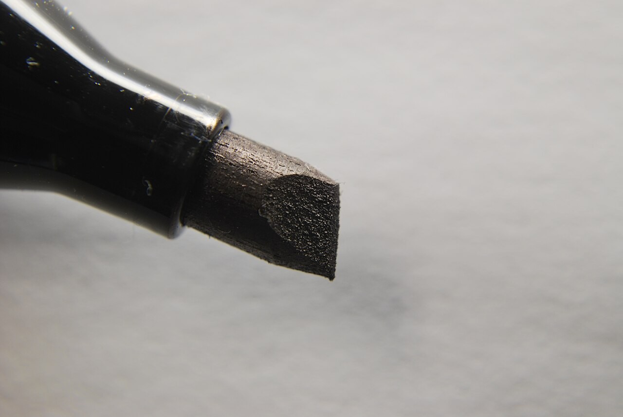 A chisel-tip permanent marker. Illustrative photograph of a drawing tool, not a marker documented from Fola David’s attempt.