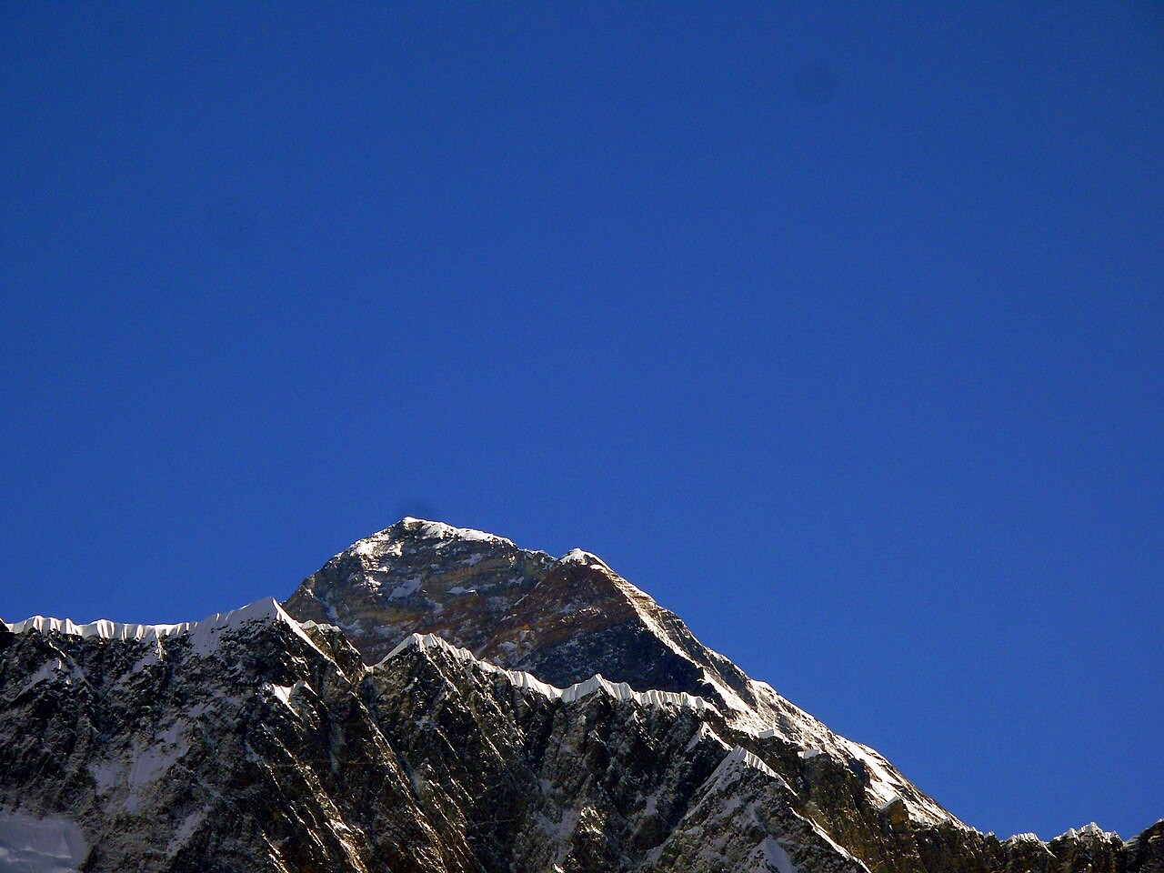 Ugwu Everest nke a na-ahụ South Summit ya. Foto ọdịdị ugwu, ọ bụghị ihe ndekọ ụbọchị Khumalo rutere elu.