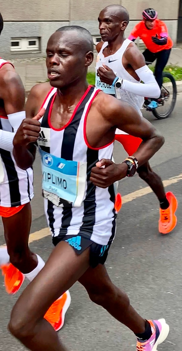 Eliud Kipchoge na Berlin Marathon nke 2022. Foto ochie a esighị n’ihe omume Vienna nke 2019.