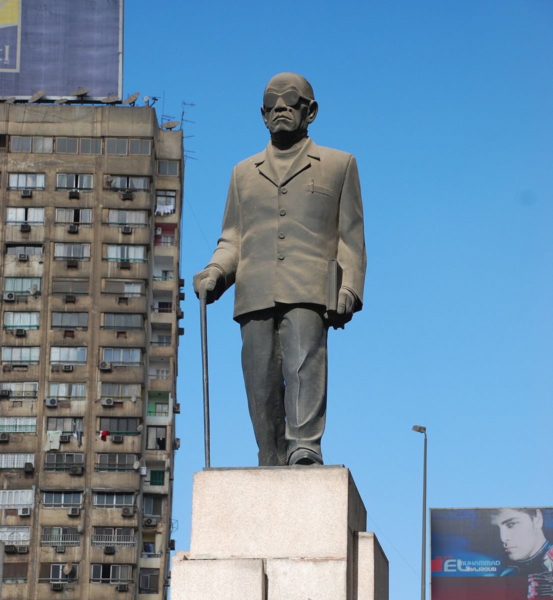 Ihe oyiyi Naguib Mahfouz dị na Cairo. Foto ochie nke ncheta ọha, ọ bụghị emume onyinye nke 1988.