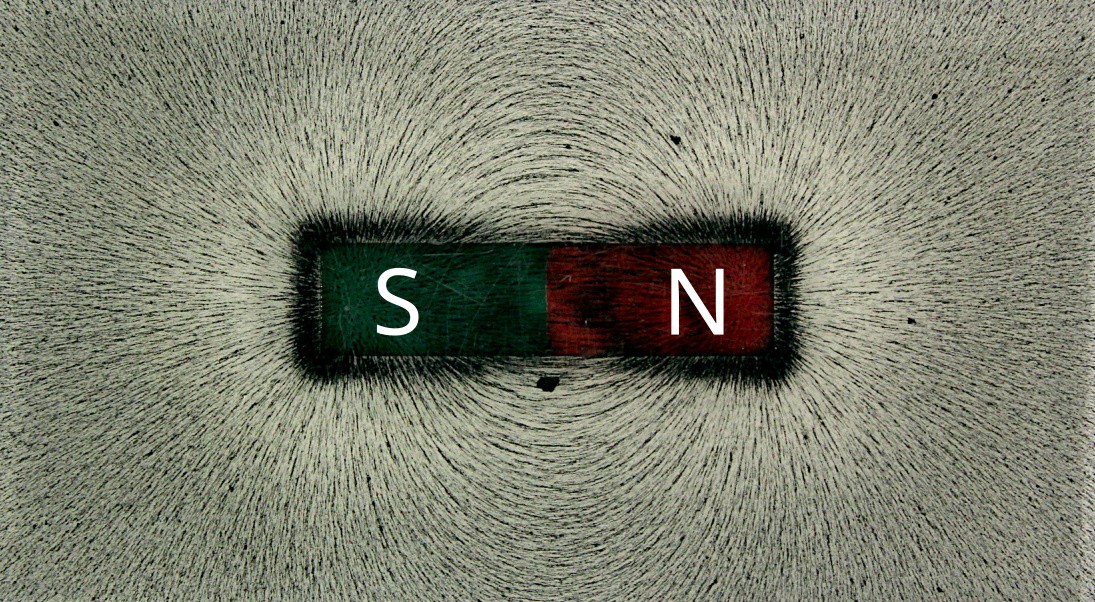 Iron filings reveal the field around an ordinary bar magnet. This illustrates magnetism, not the altermagnetic crystals used in the research.