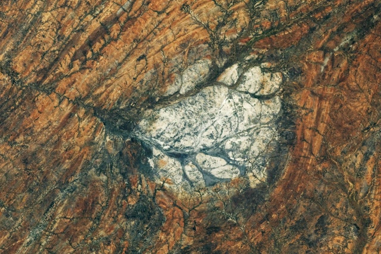 Foto e si na ọdụ mbara igwe see nke Saririaky anorthosite na ndịda Madagascar na August 28, 2026. NASA/ISS Crew Earth Observations.