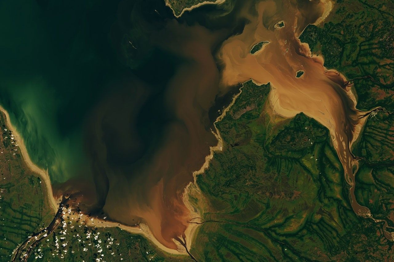 Foto Landsat 9 nke mmiri aja aja na-abanye Hannah Bay na Rupert Bay na September 27, 2026. NASA Earth Observatory/Lauren Dauphin, jiri data USGS.